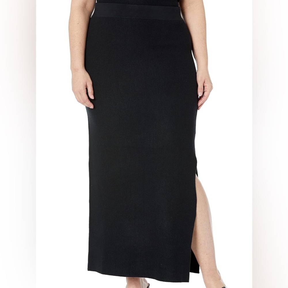 Elegant Black Ribbed Skirt - Picture 3 of 10